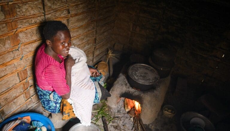 African woman cooking with fire - RA-ESG