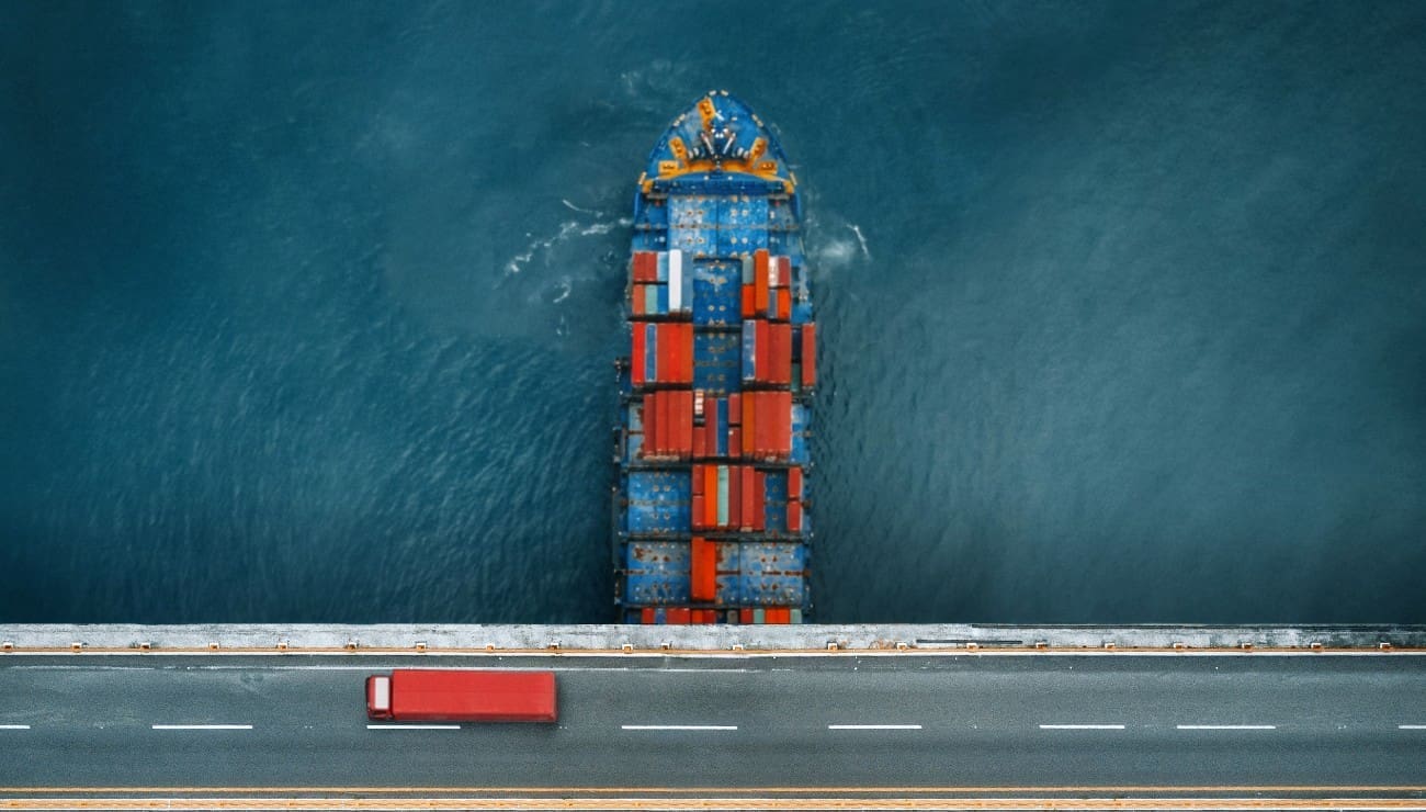 Un cargo alimenté à l'hydrogène vert navigue sous la route - RA-ESG